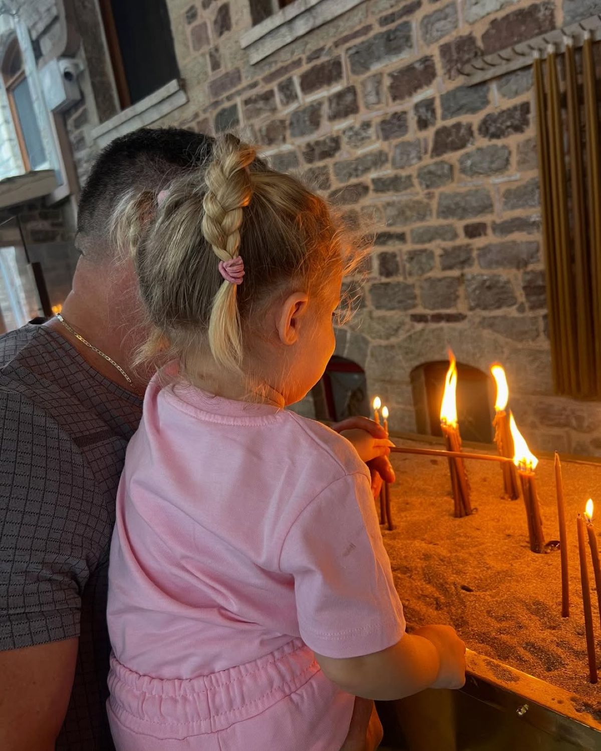 Ο Κώστας Σόμμερ με την κόρη του στην εκκλησία