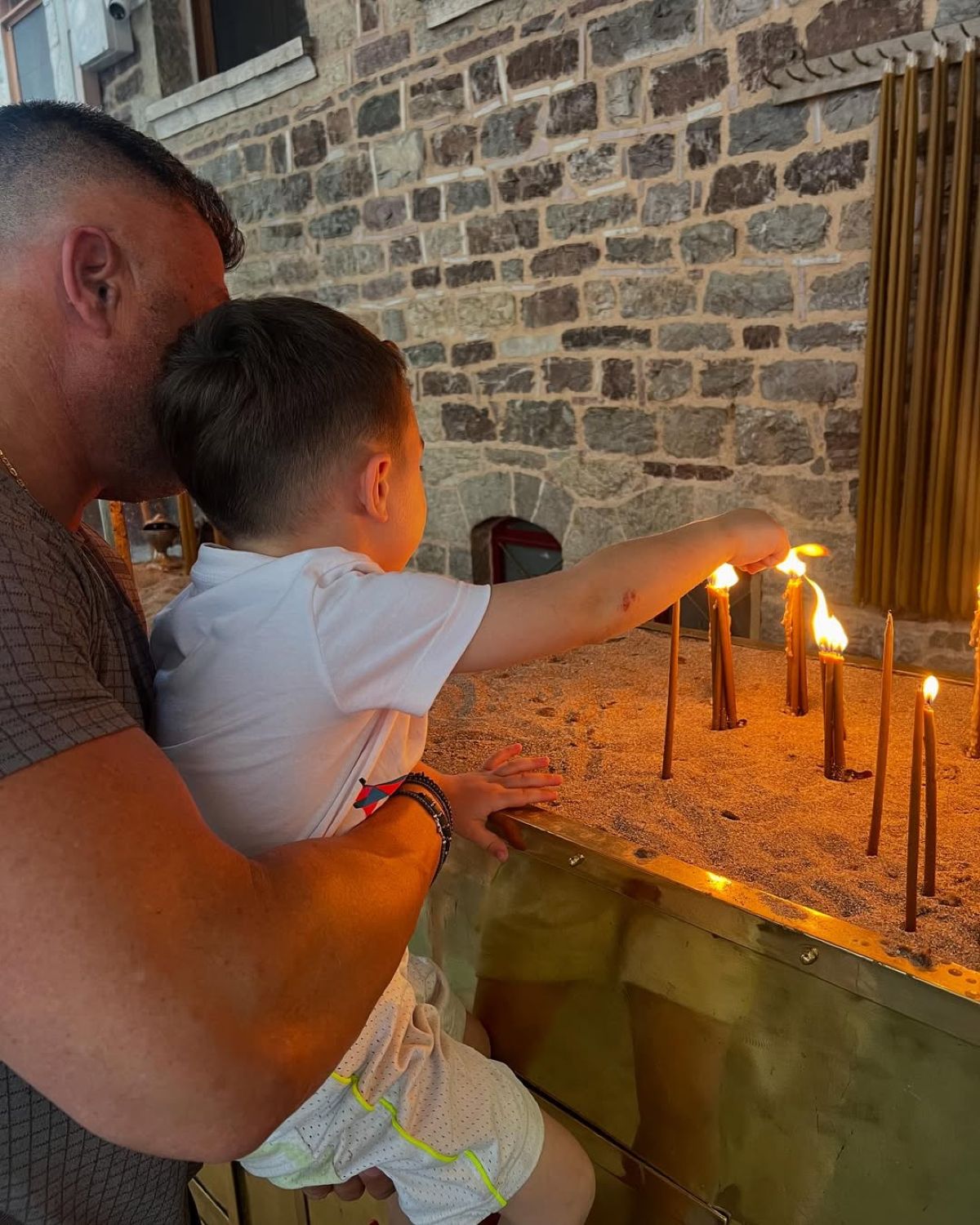 Ο Κώστας Σόμμερ με τον γιο του στην εκκλησία