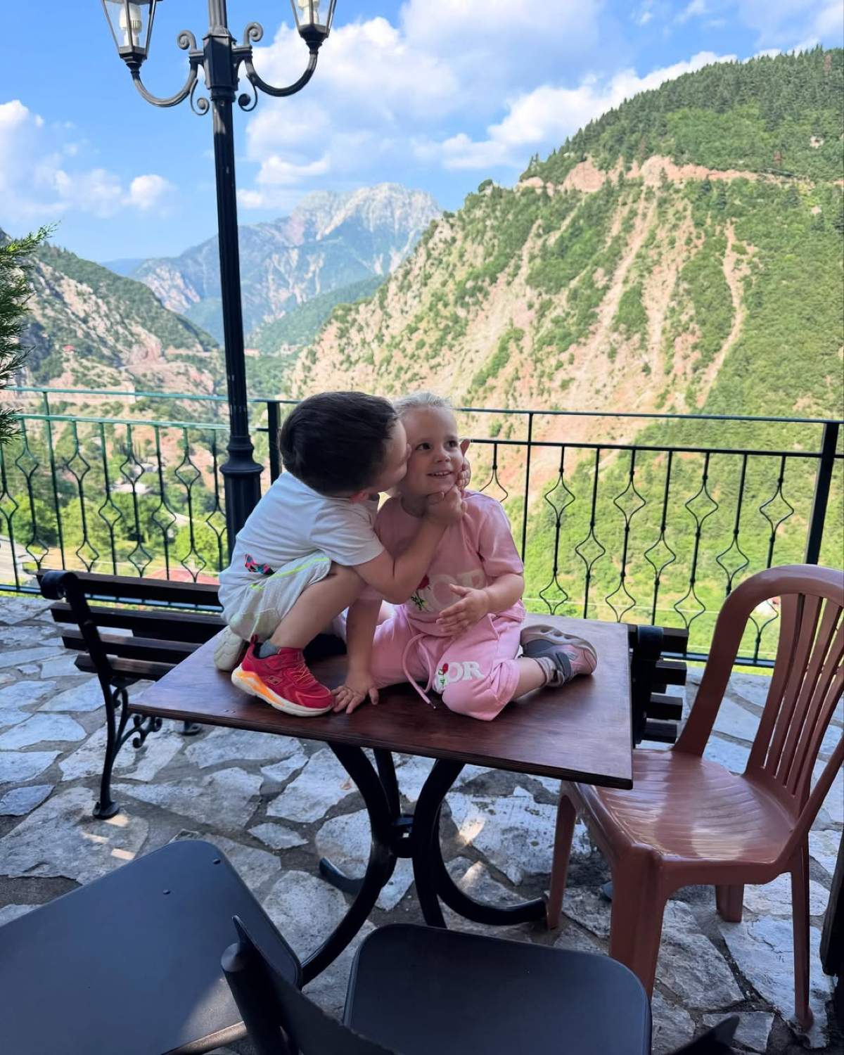 Τα παιδιά του Κώστα Σόμμερ φιλιούνται στο μάγουλο