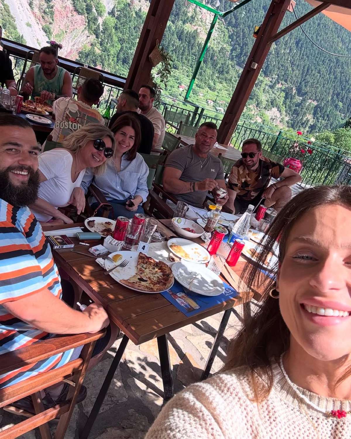 Ο Κώστας Σόμμερ και η Βαλεντίνη Παπαδάκη με τους φίλους τους