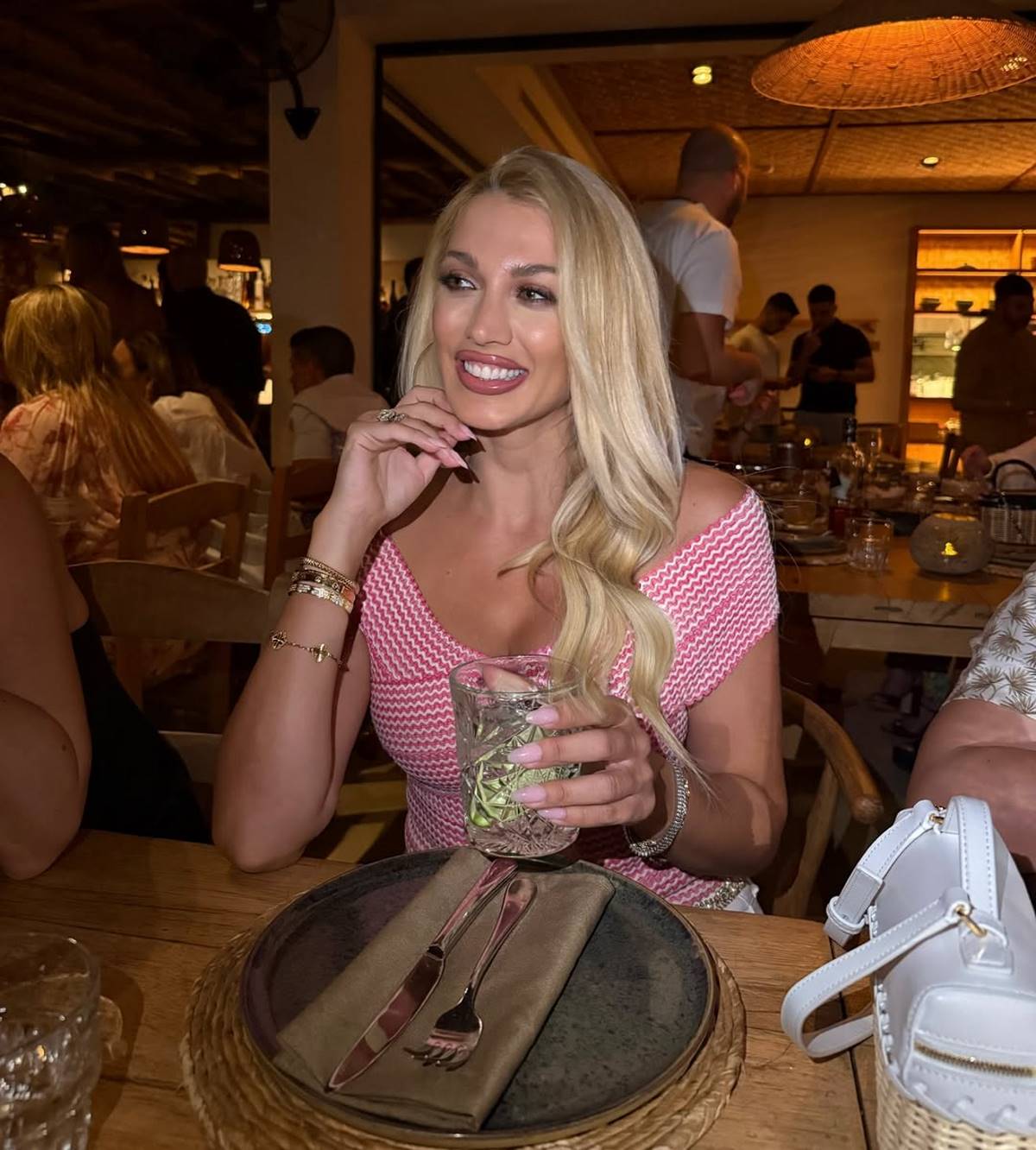 Σε καλοκαιρινά hot spots η Κωνσταντίνα Σπυροπούλου