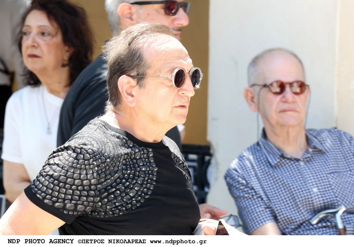 Ο Σπύρος Μπιμπίλας στη κηδεία του Βασίλη Παπαβασιλείου