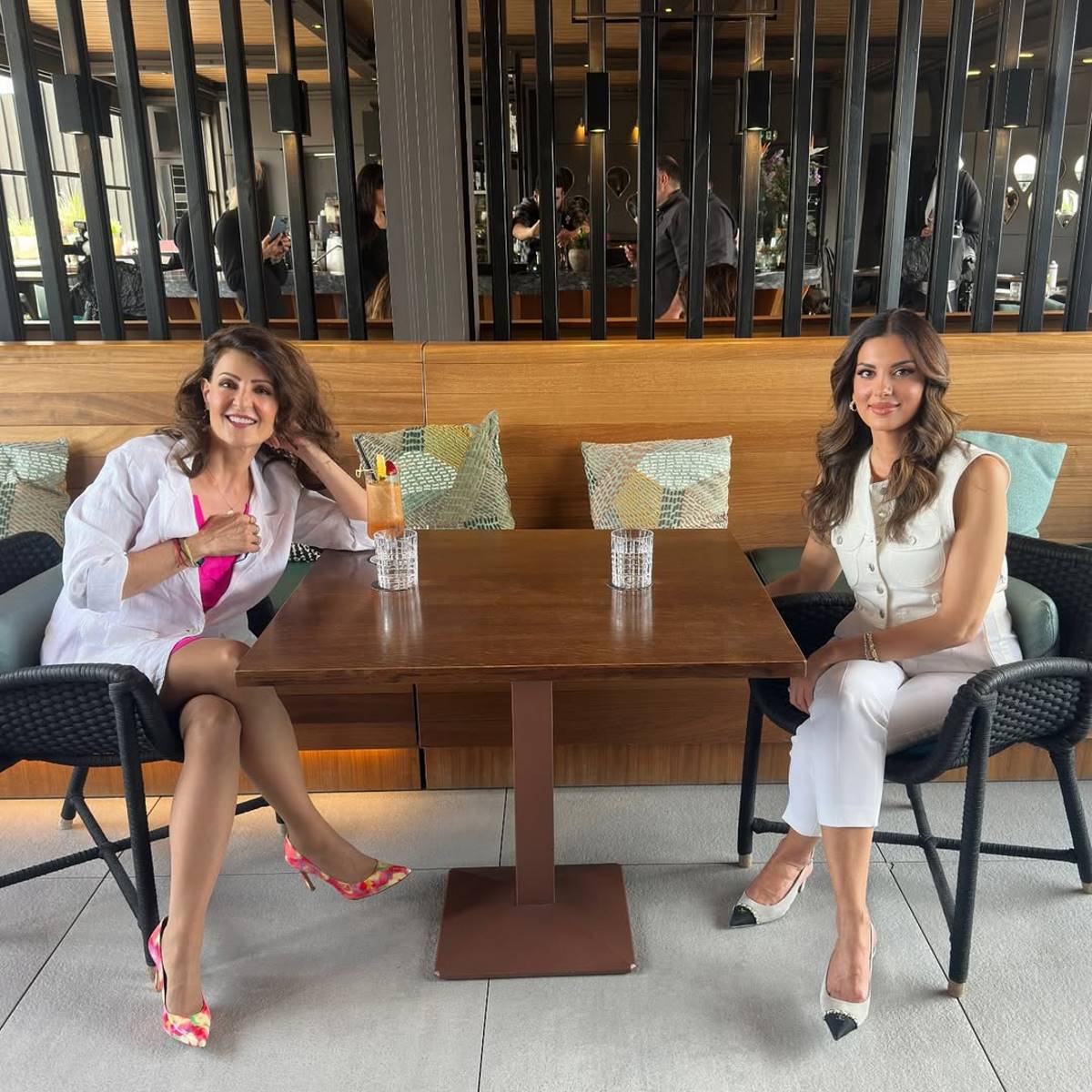 Σε καλοκαιρινά hot spots η Σταματίνα Τσιμτσιλή και η Νία Βαρντάλος