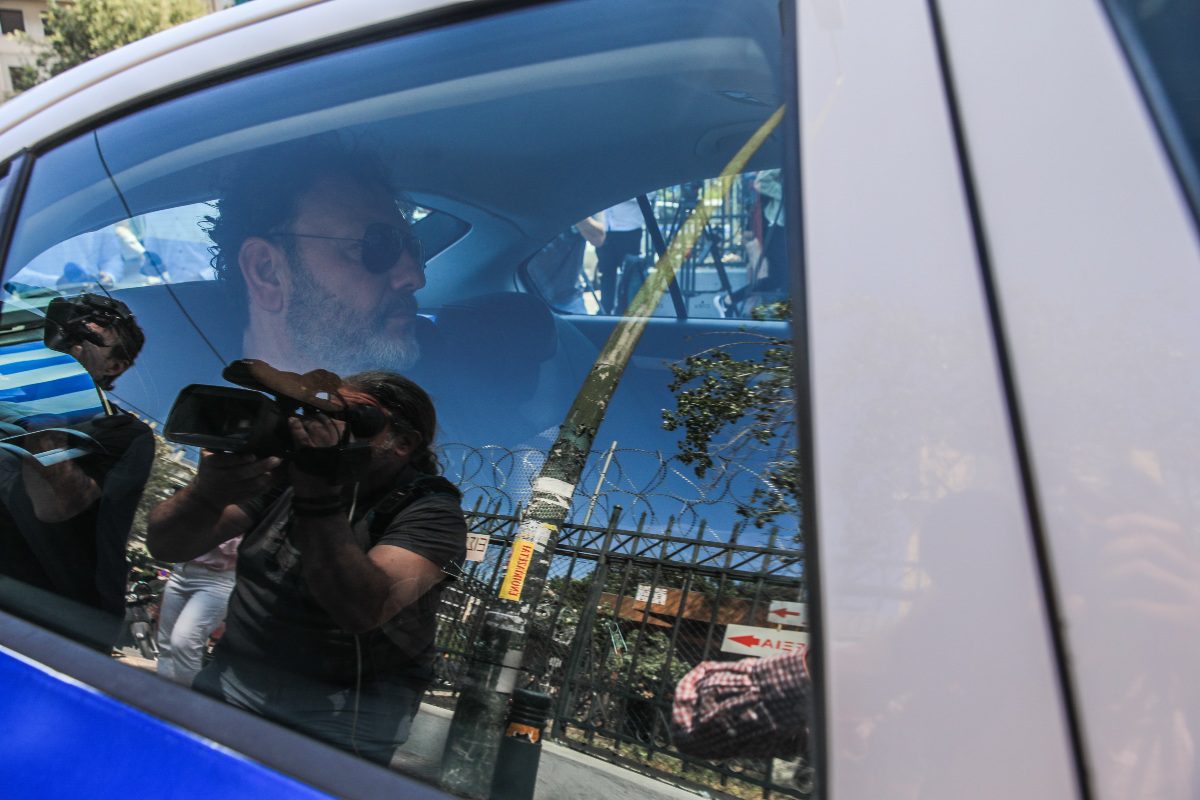 Ο Στάθης Αγγελόπουλος στο περιπολικό