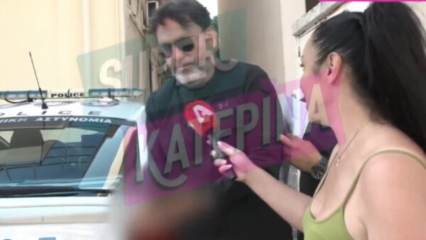 Ο Στάθης Αγγελόπουλος με χειροπέδες