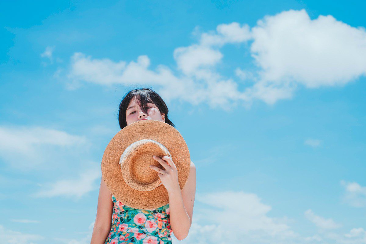 Μια κοπέλα με γαλάζιο φόρεμα στην παραλία