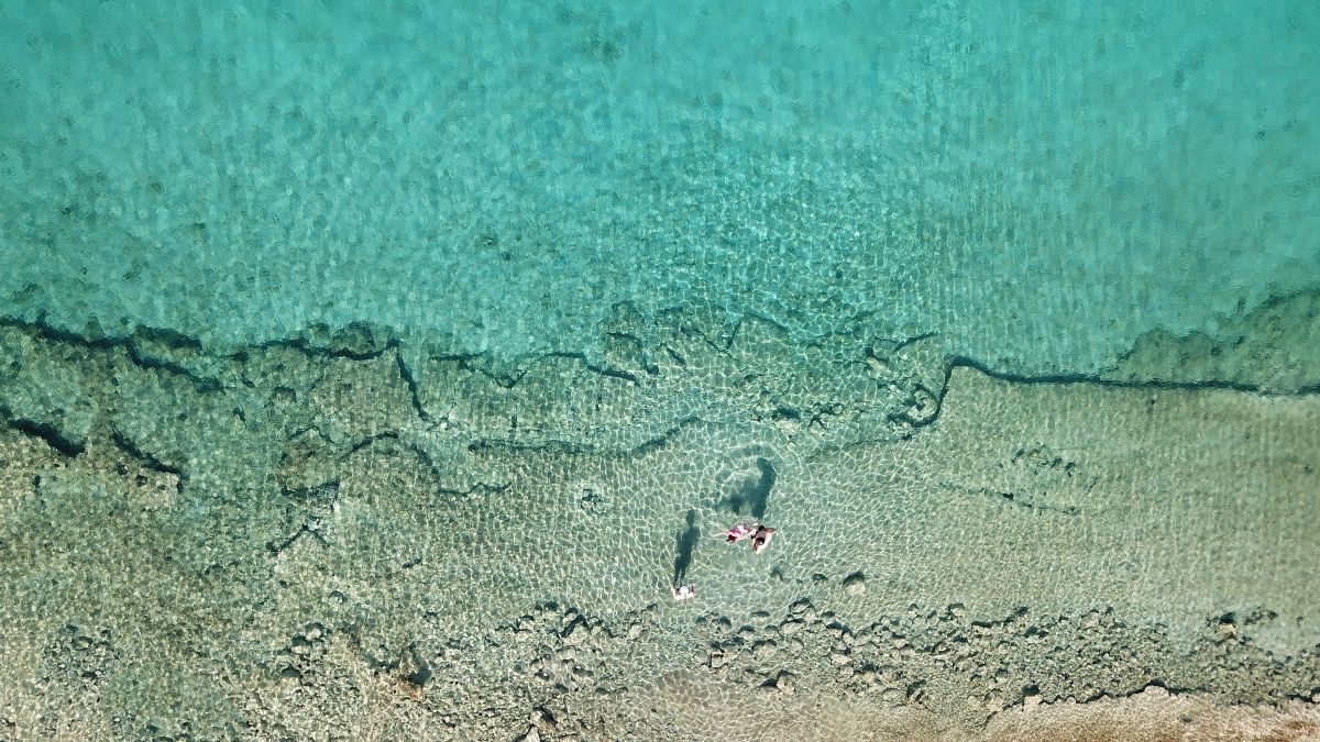 Τα γαλαζοπράσινα νερά της Σχοινούσας