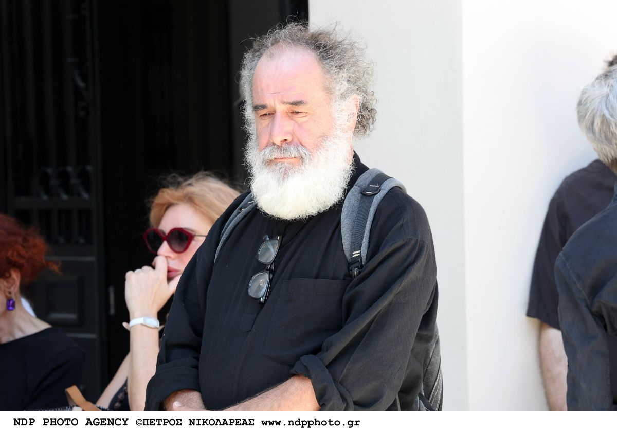 Ο Θοδωρής Κατσαφάδος στη κηδεία του Βασίλη Παπαβασιλείου