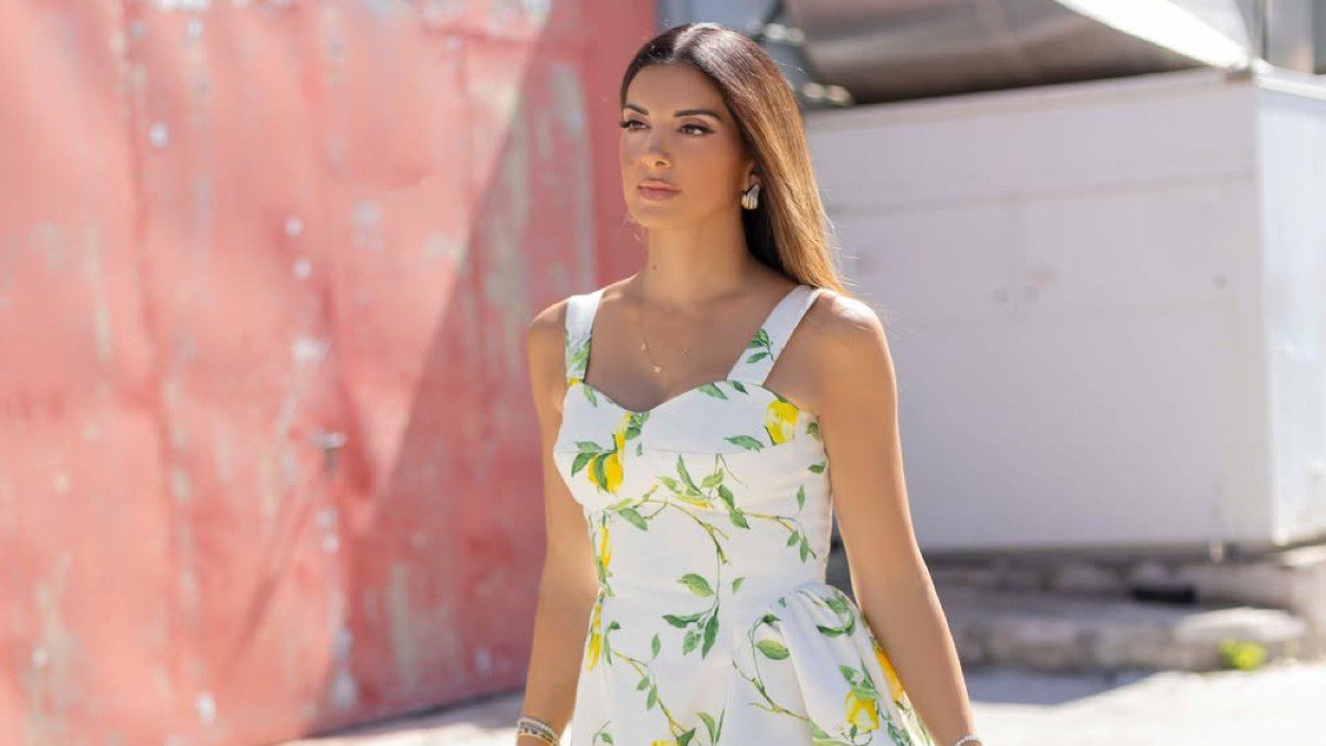 Tα Must σανδάλια φοράει η Σταματίνα Τσιμτσιλή