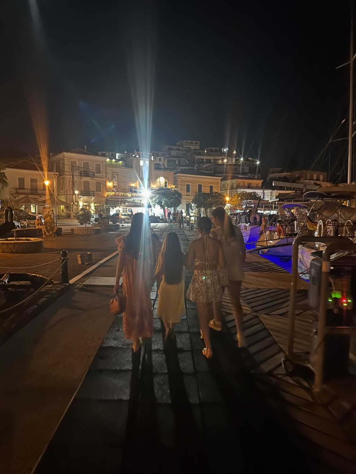 Τσιμτσιλή: Στον Πόρο για το τριήμερο του Αγίου Πνεύματος - Εντυπωσιάζουν οι φωτογραφίες της με μαγιό