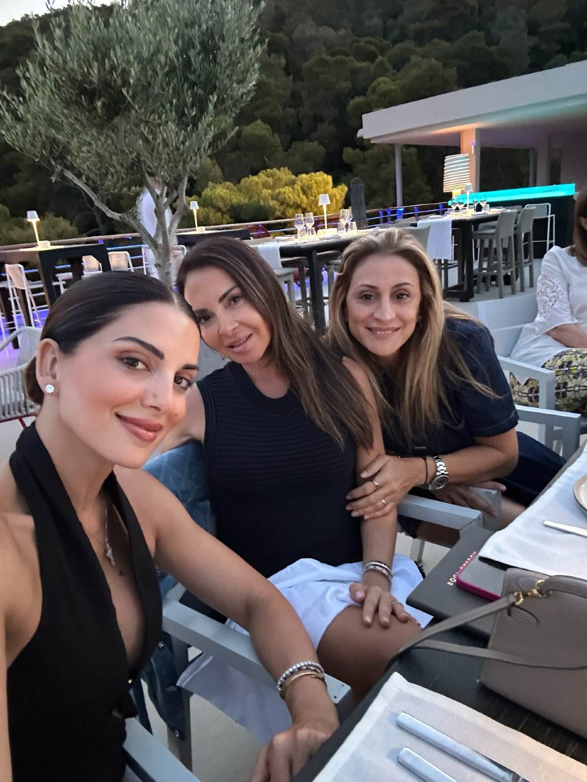 Τσιμτσιλή: Στον Πόρο για το τριήμερο του Αγίου Πνεύματος - Εντυπωσιάζουν οι φωτογραφίες της με μαγιό