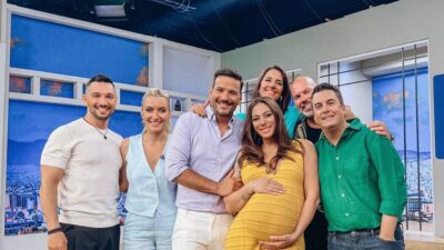 Η Ευρυδίκη Βαλαβάνη με την ομάδα του Ακόμα δεν είδες τίποτα