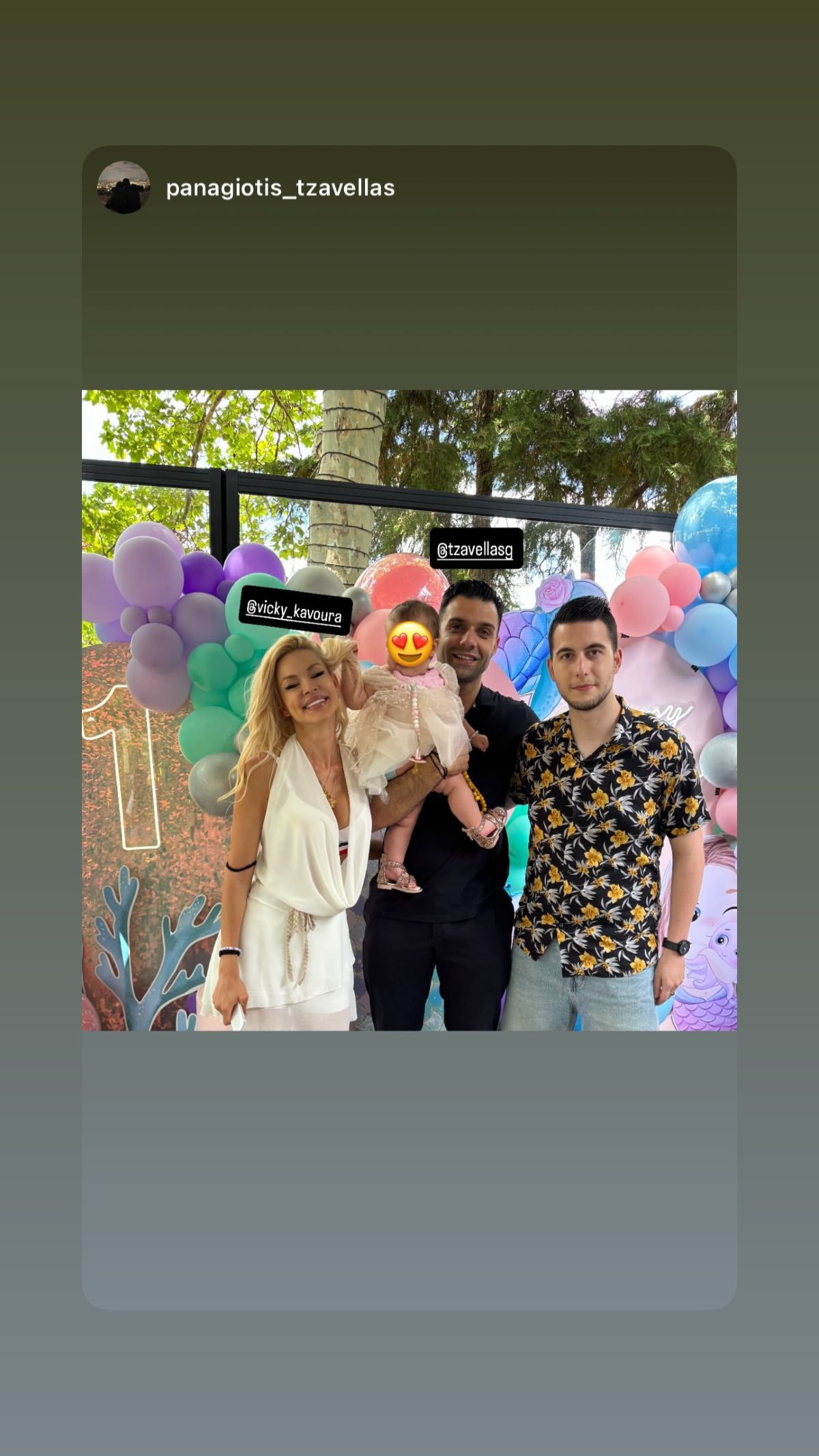 Η Βίκυ Καβουρά και ο Γιώργος Τζαβέλλας με τη κόρη τους