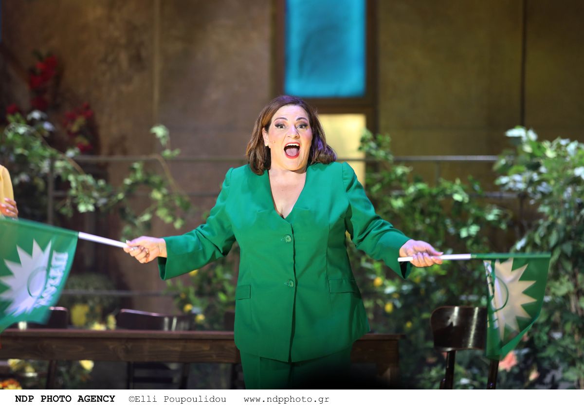 Η Δανάη Μπάρκα στη θεατρική παράσταση Μάλιστα κύριε Ζαμπέτα