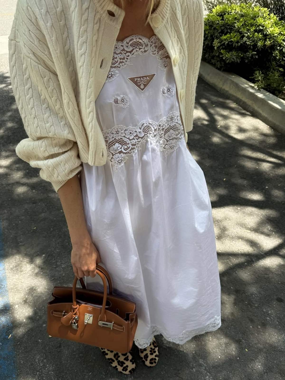 λευκό φόρεμα και κίτρινο ζακετάκι