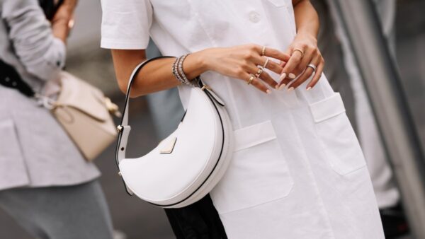 Κόσμημα σε γυναίκα στο street style