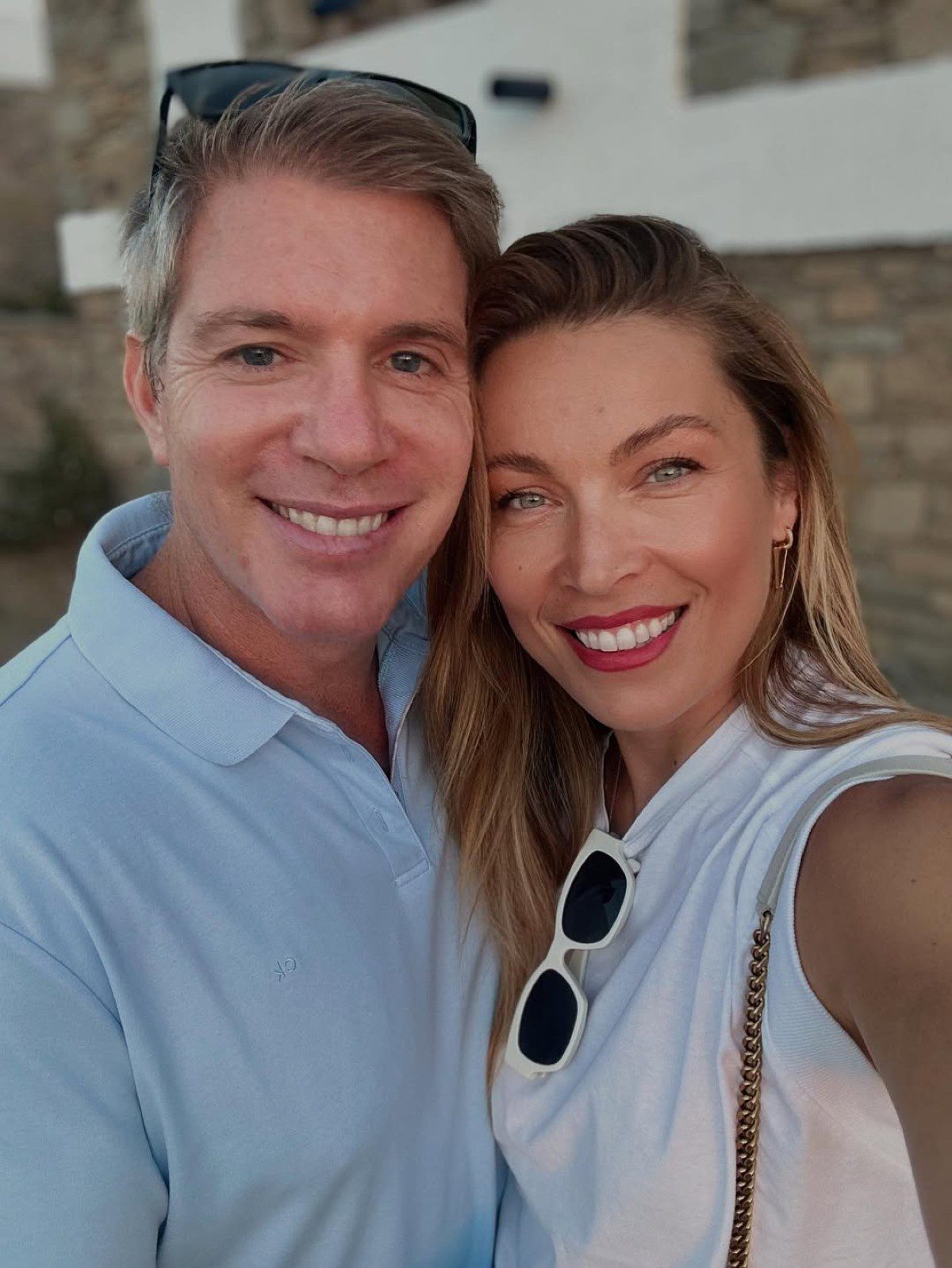 Ο Λέων Πατίτσας και η Μαριέττα Χρουσαλά ακουμπούν τα κεφάλια τους