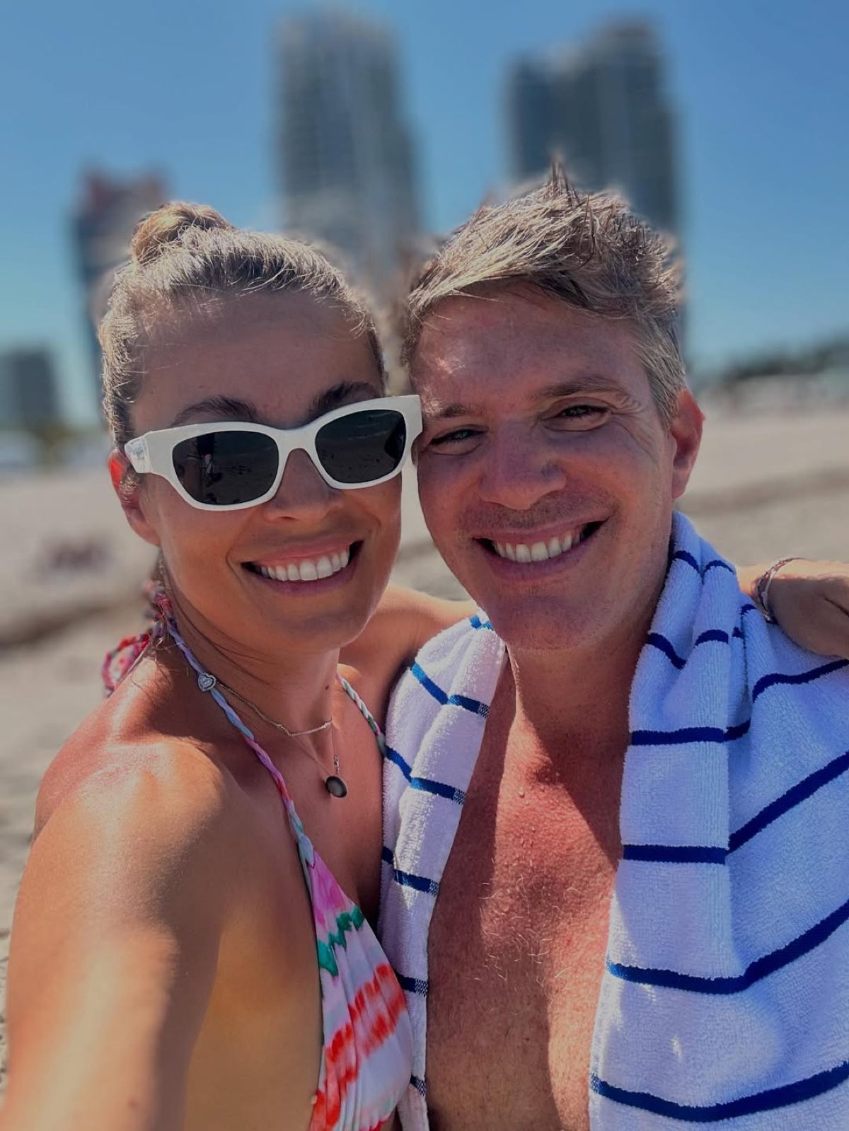 Η Μαριέττα Χρουσαλά και ο Λέων Πατίτσας στην παραλία