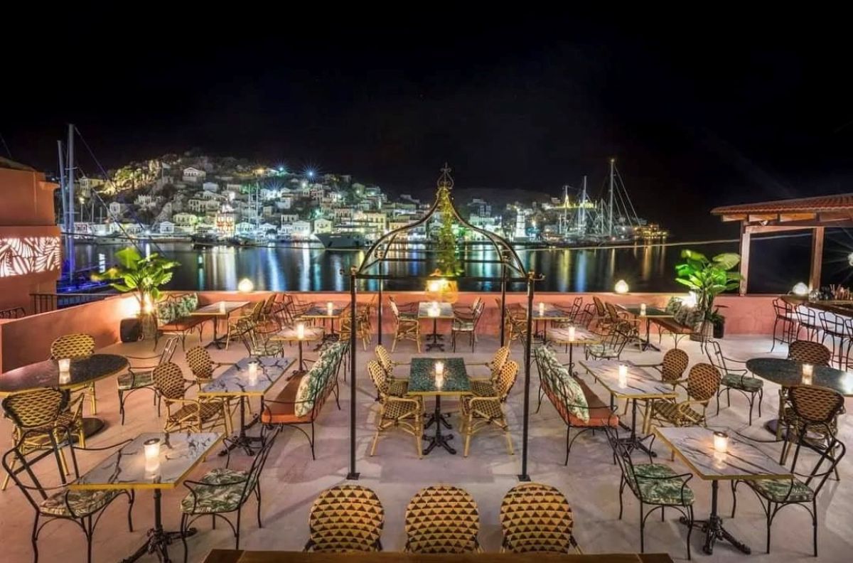 Βράδυ στο yachta