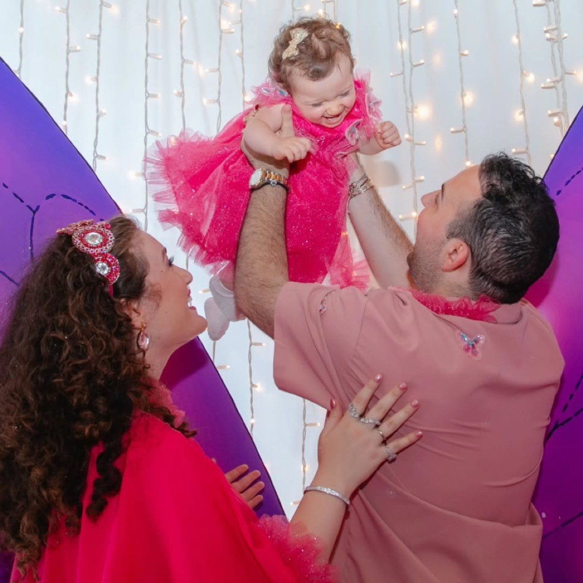 Ο Μαυρίκιος Μαυρικίου και η Ιλάειρα Ζήση αγκαλιά με την κόρη τους στο πάρτι γενεθλίων της