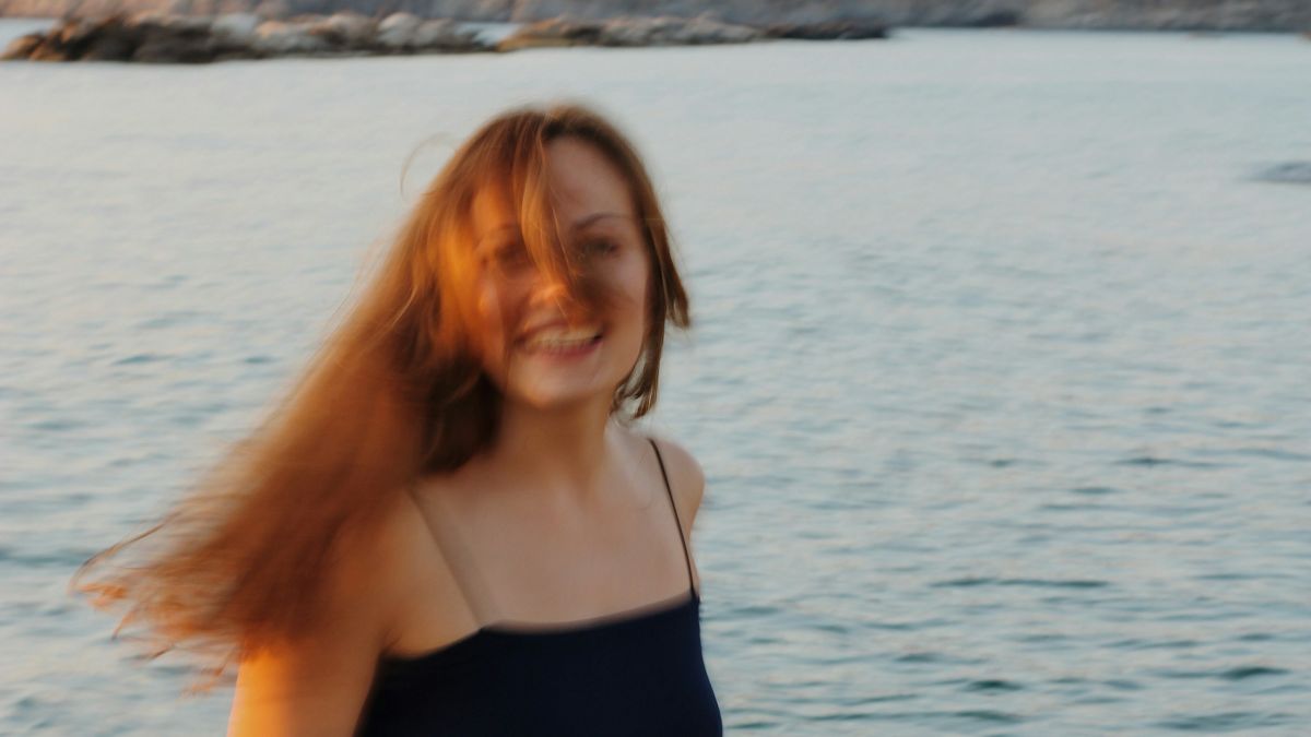 μια κοπέλα στην παραλία