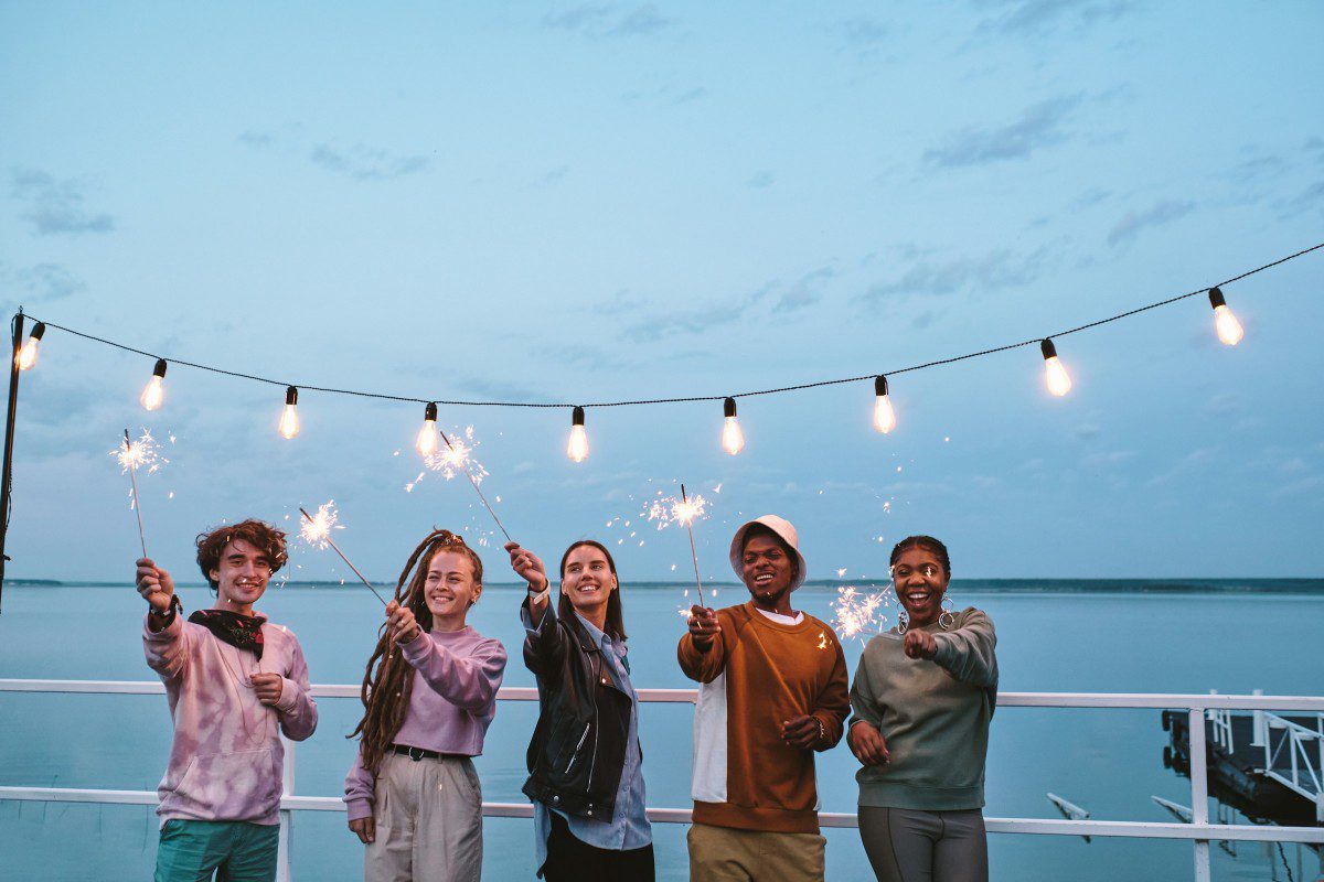 Μια παρέα διασκεδάζει το καλοκαίρι