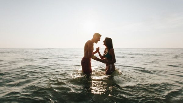 Ένα ζευγάρι παίζει στην θάλασσα