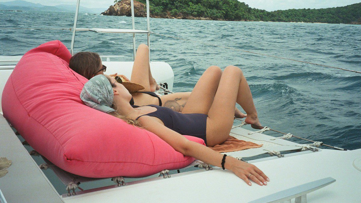 κοπέλες αράζουν σε πουφ