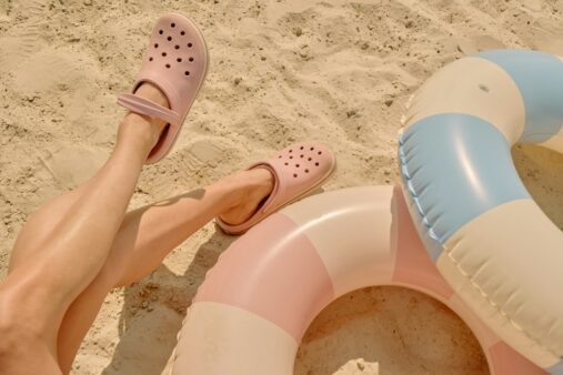 Μια κοπέλα με φουσκωτά στην παραλία