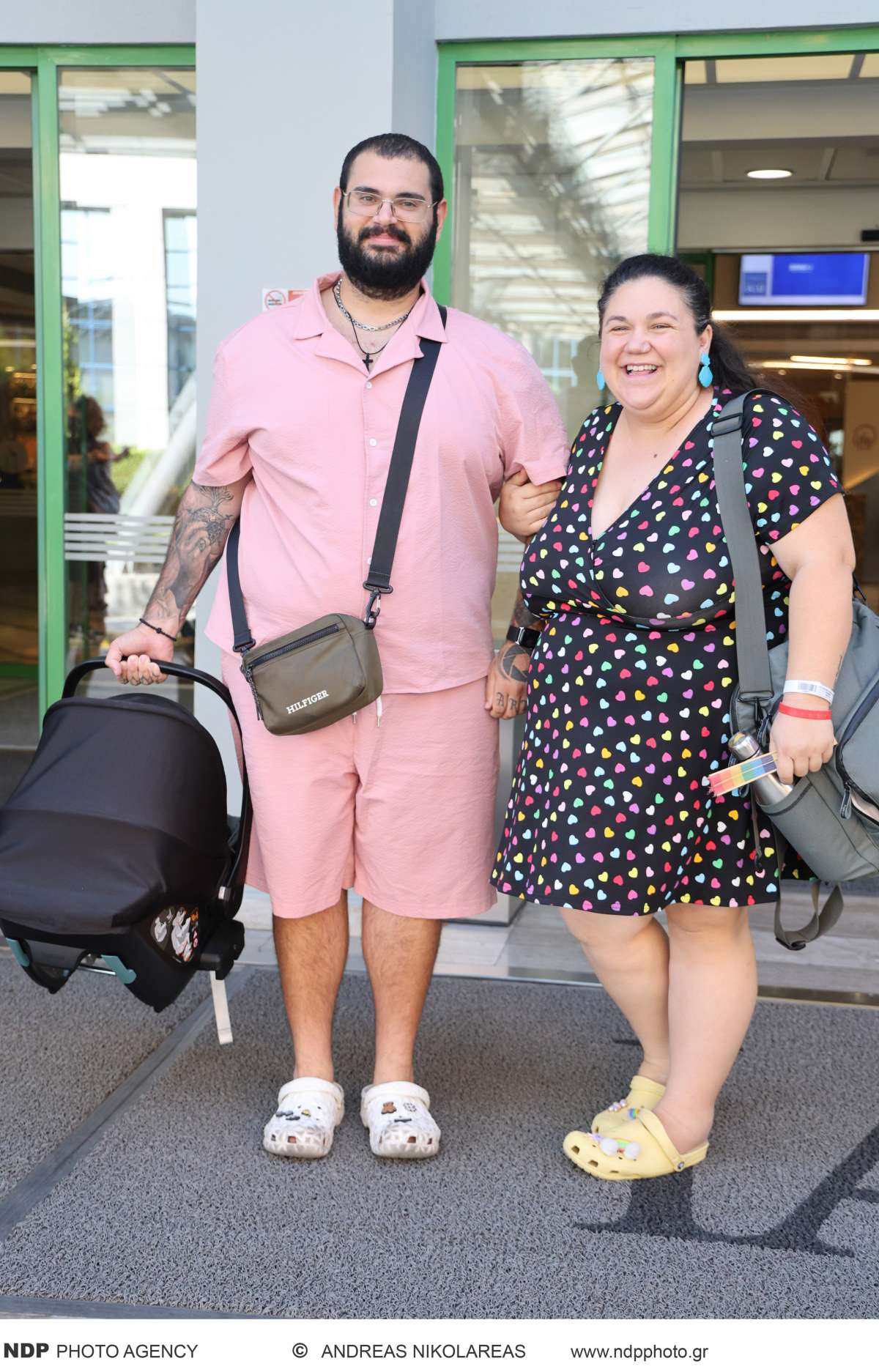 Η Αφροδίτη Didi Γεροκωνσταντή βγαίνει από το μαιευτήριο με τον σύντροφό της Τζιμ Γεωργαντή