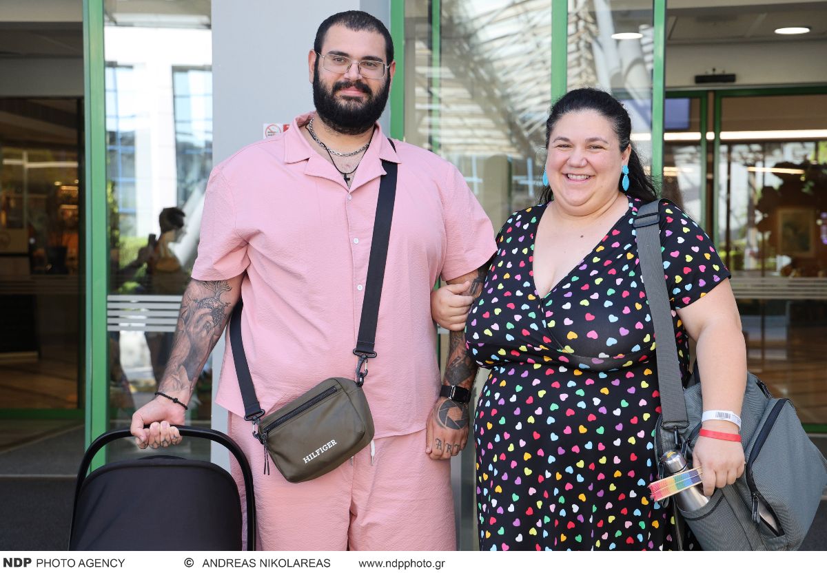 Η Αφροδίτη Didi Γεροκωνσταντή βγαίνει από το μαιευτήριο με τον σύντροφό της Τζιμ Γεωργαντή