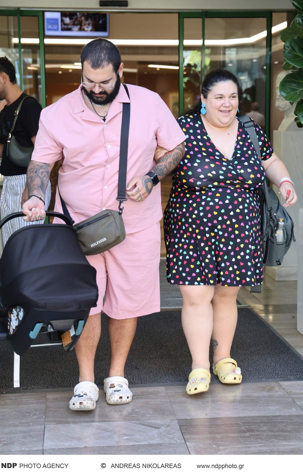 Η Αφροδίτη Didi Γεροκωνσταντή βγαίνει από το μαιευτήριο με τον σύντροφό της Τζιμ Γεωργαντή