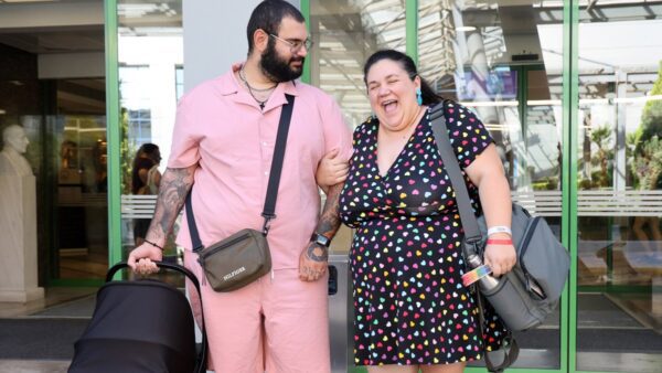 Η Αφροδίτη Didi Γεροκωνσταντή βγαίνει από το μαιευτήριο με τον σύντροφό της Τζιμ Γεωργαντή