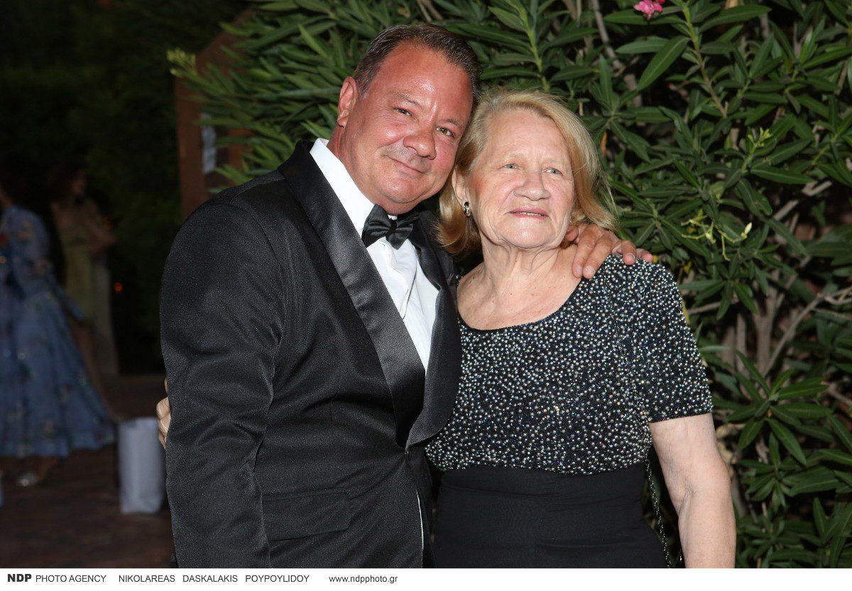 Ο Απόστολος Λύτρας με τη μητέρα του