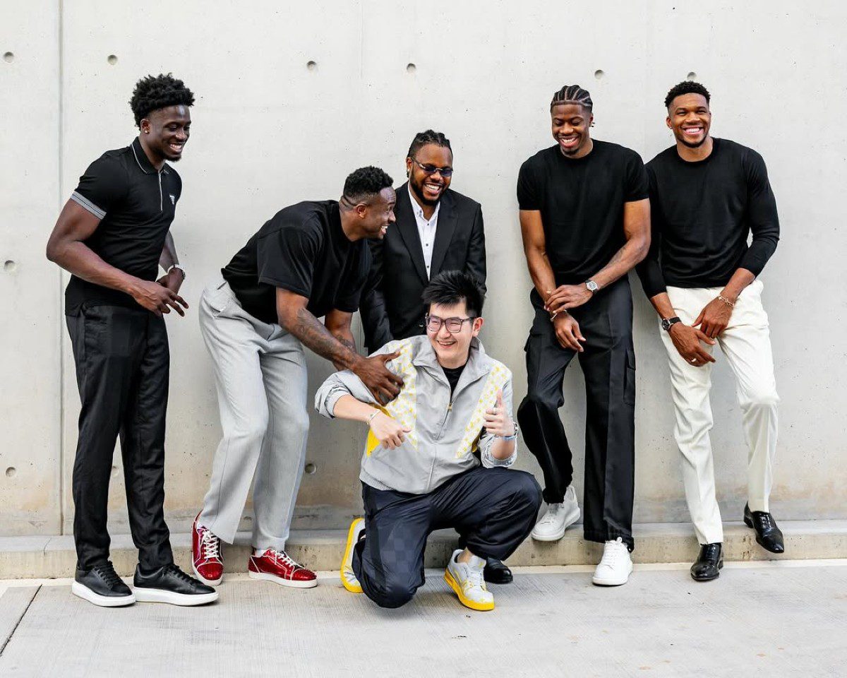 Τα αδέρφια Αντετοκούνμπο με τον νέο επενδυτή στην ΚΑΕ Άρης, Ρίτσαρντ Σιάο