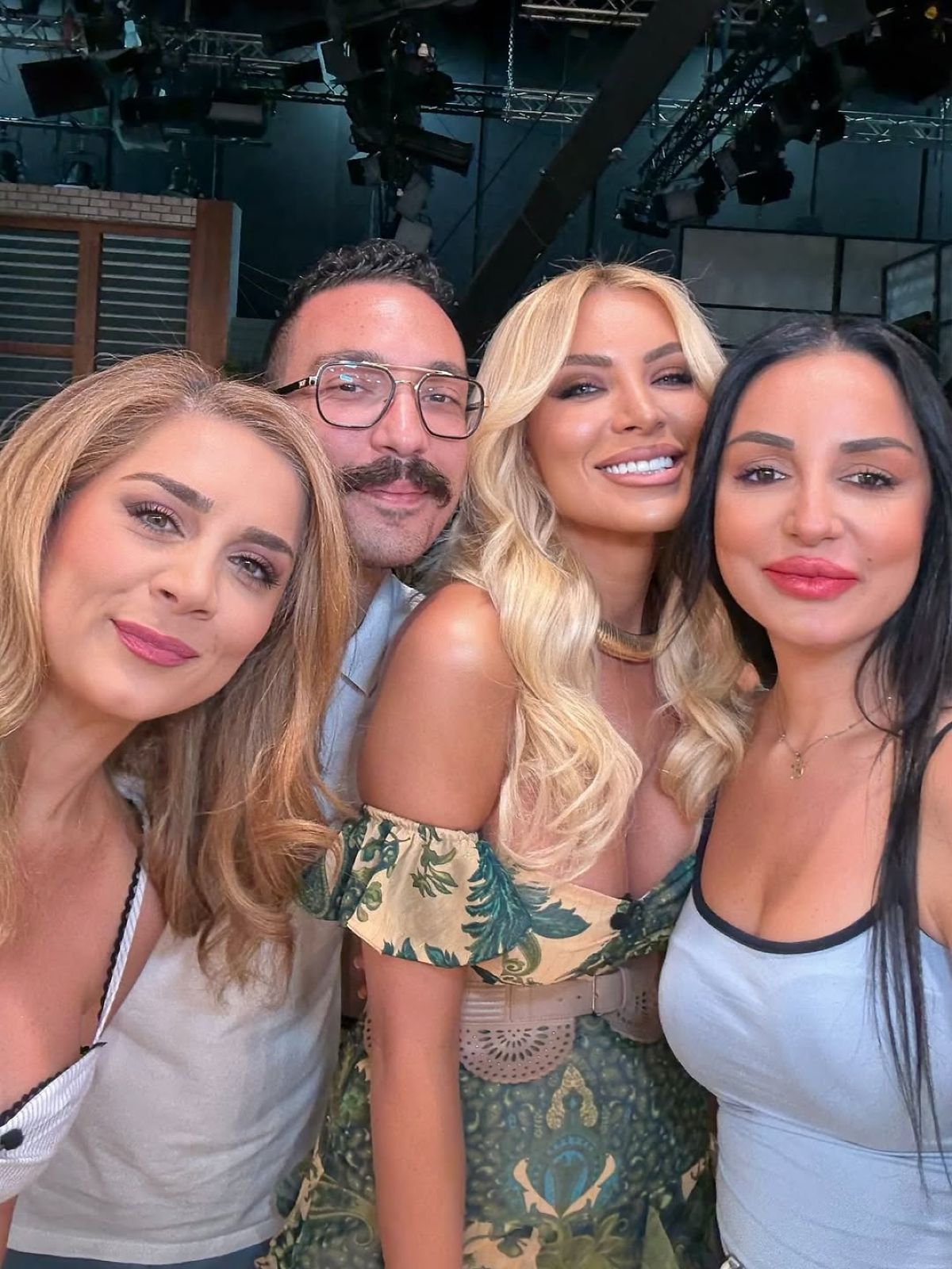 Η Κατερίνα Καινούργιου με τους συνεργάτες της στη Super Κατερίνα