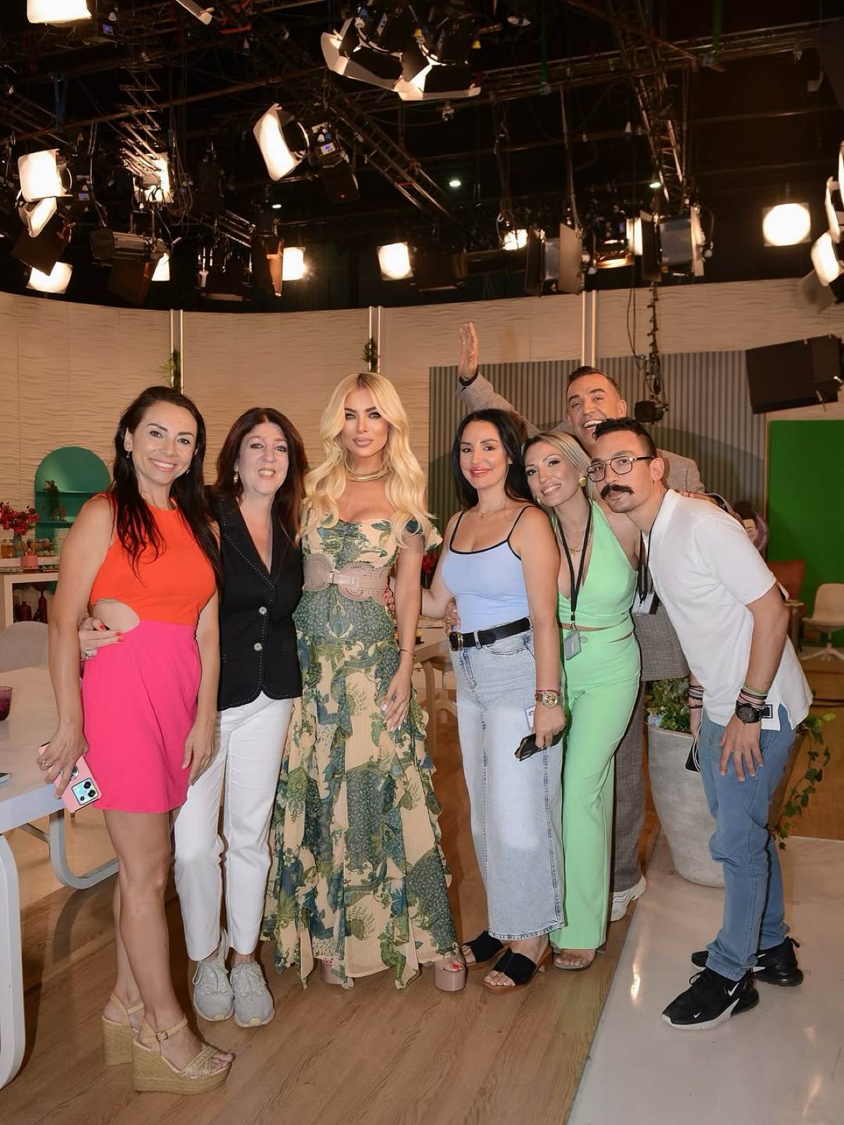 Η Κατερίνα Καινούργιου με τους συνεργάτες της στη Super Κατερίνα