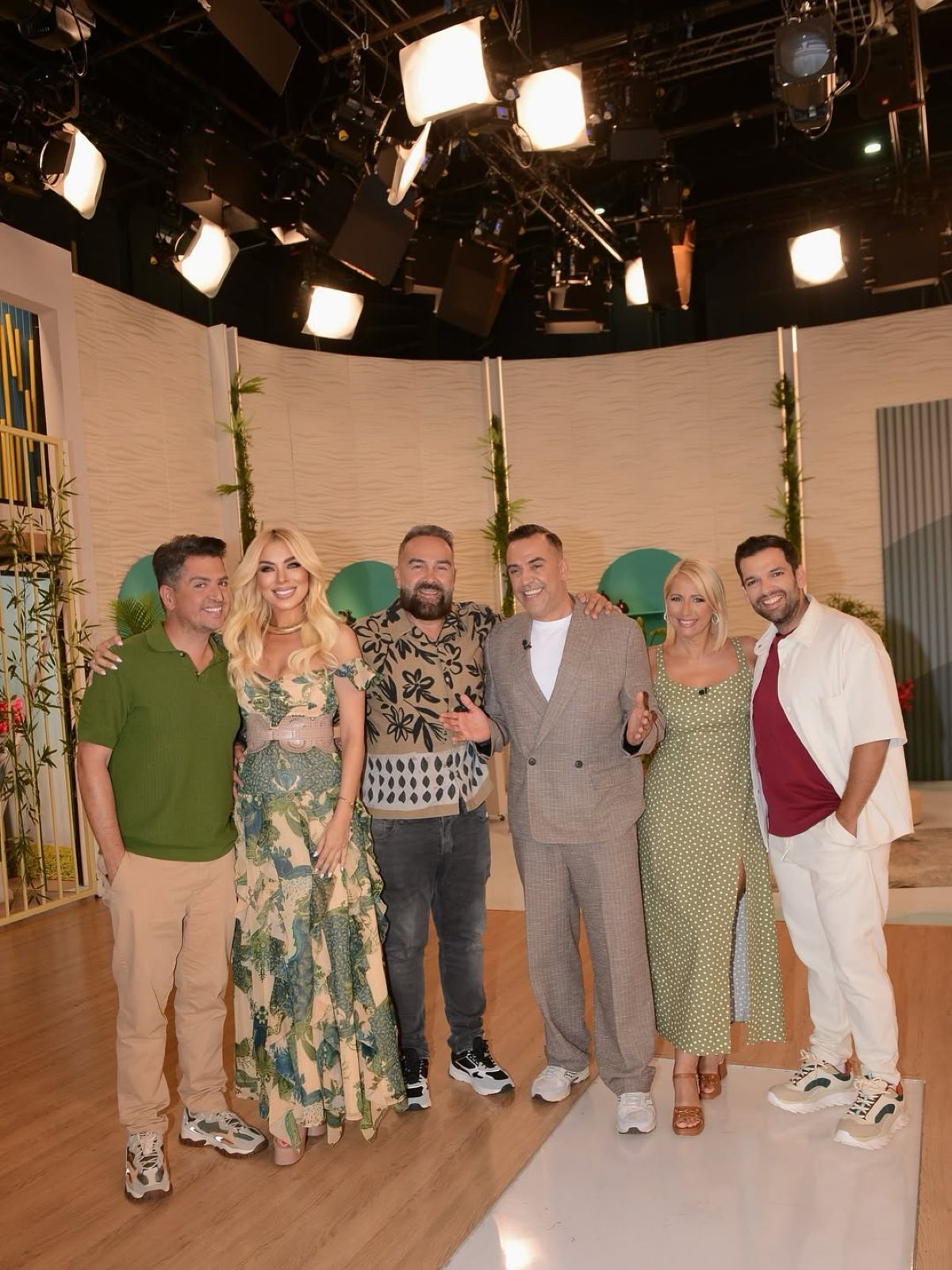 Η Κατερίνα Καινούργιου με τους συνεργάτες της στη Super Κατερίνα