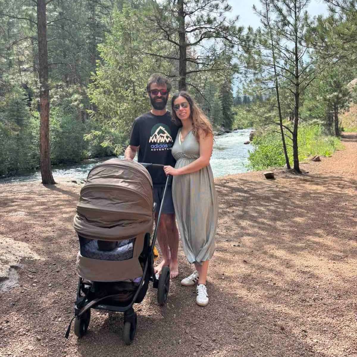 Η Κατερίνα Στεφανίδη με τον σύζυγό της Μίτσελ Κρίερ σε βόλτα με το μωρό τους