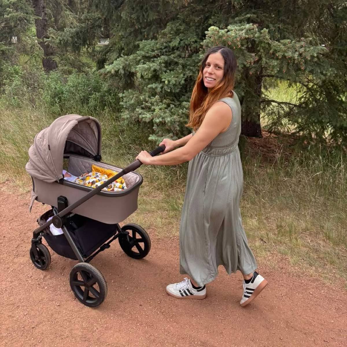 Η Κατερίνα Στεφανίδη σε βόλτα με το μωρό της