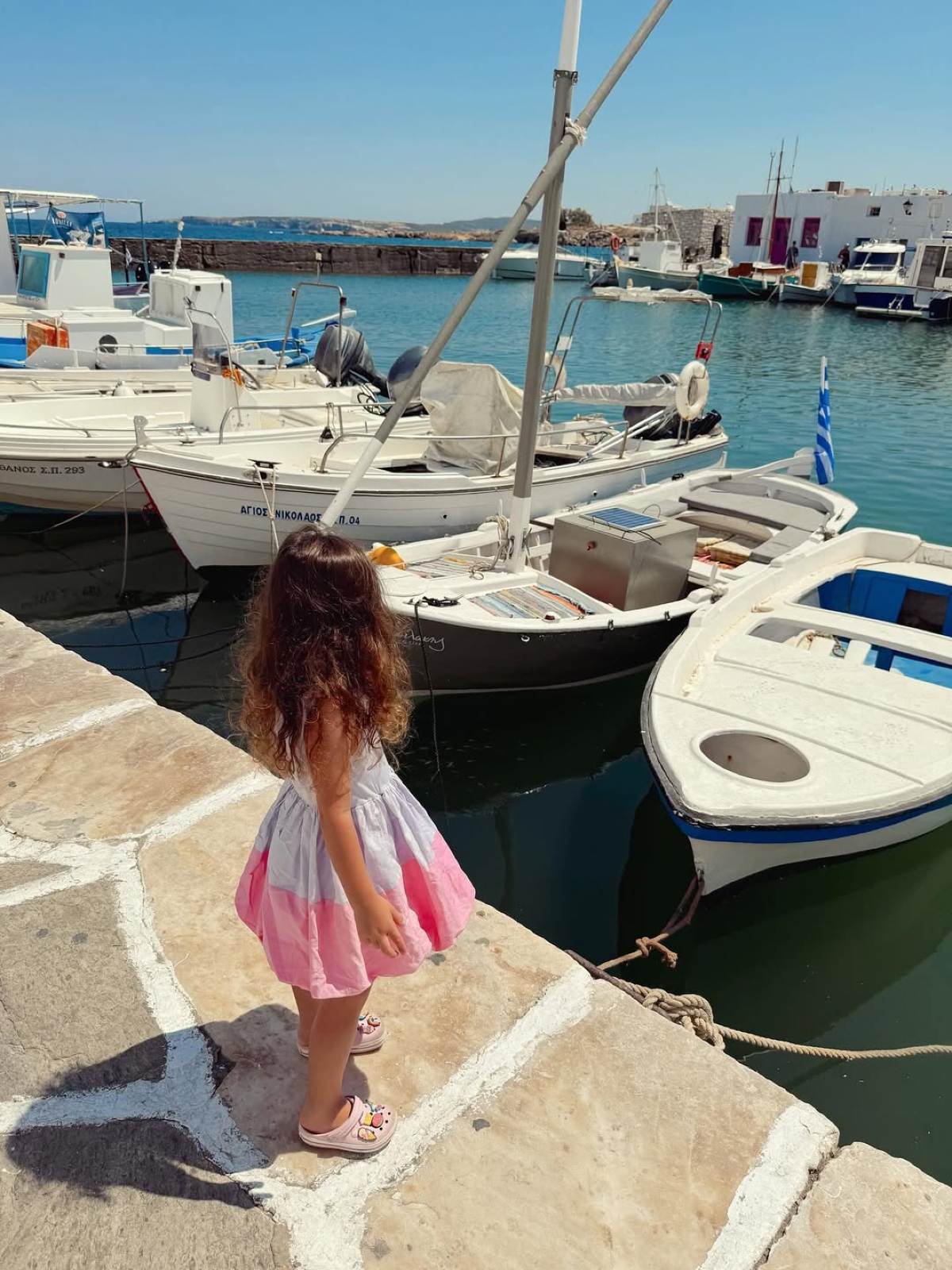 Η κόρη της Χριστίνας Μπόμπα στην Πάρο