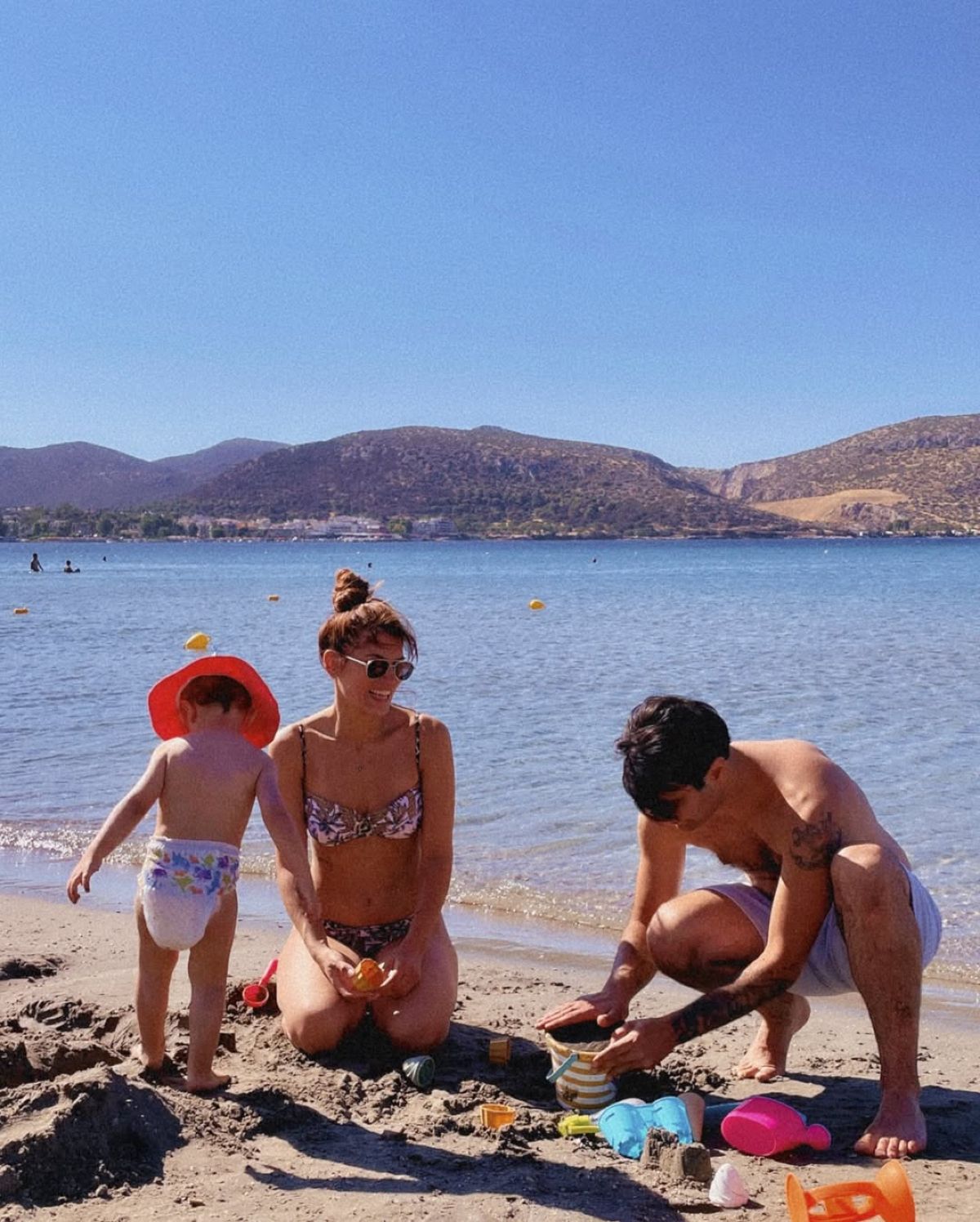 Η Μαίρη Συνατσάκη και ο Ίαν Στρατής με την κόρη τους στην παραλία