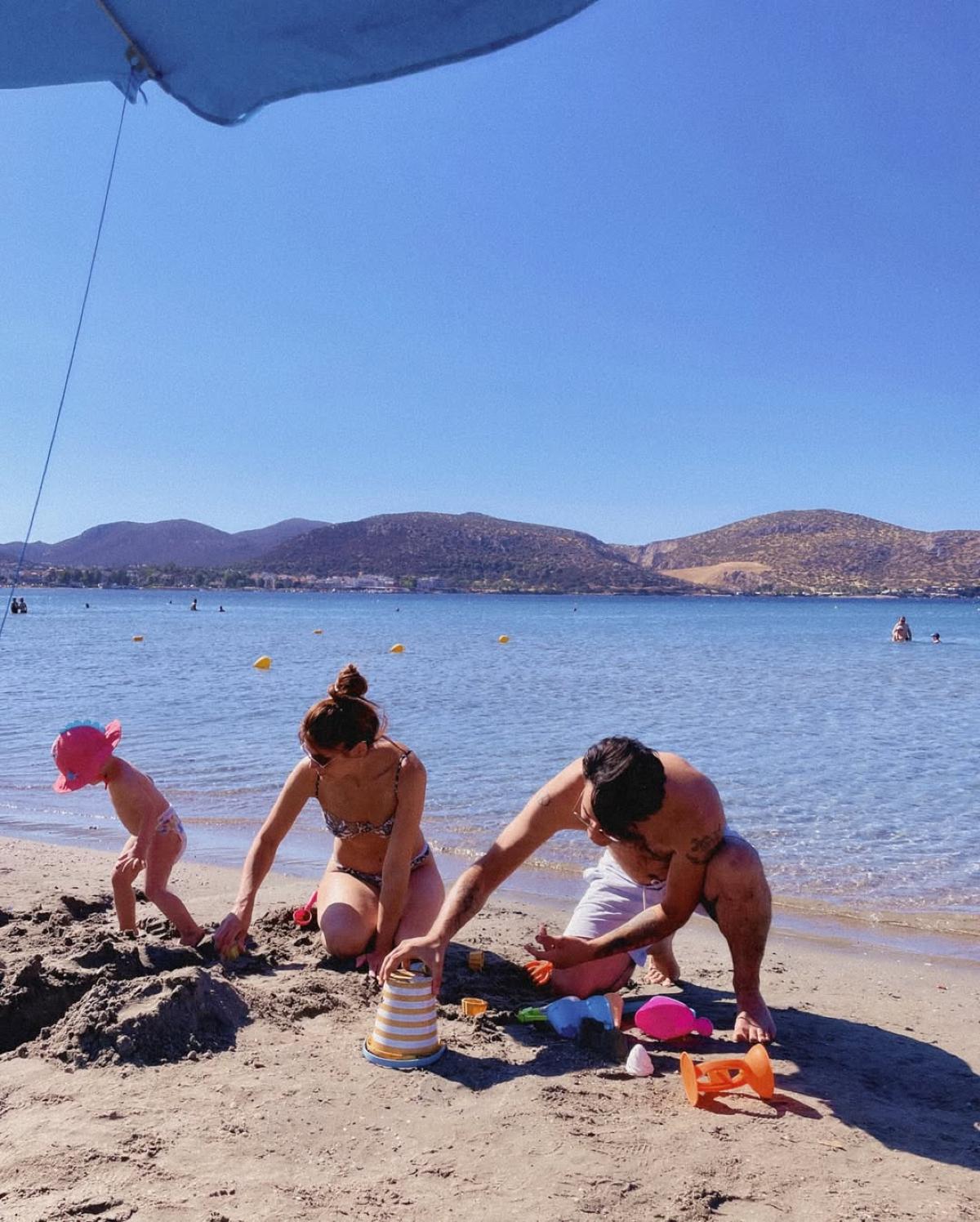 Η Μαίρη Συνατσάκη και ο Ίαν Στρατής με την κόρη τους στην παραλία