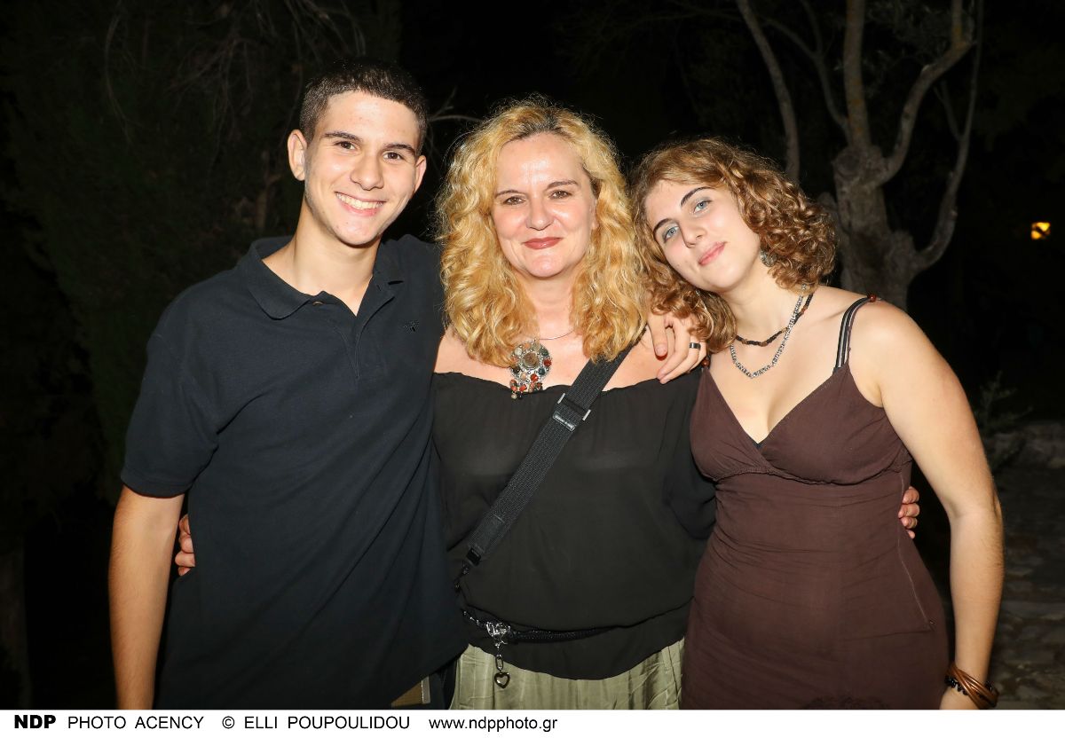 Η Μαριάννα Κάλμπαρη με τα παιδιά της, Γιάννο και Νιόβη Καραναστάση