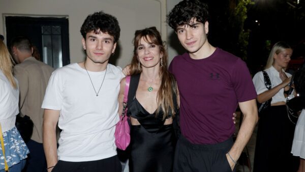 Η Μυρτώ Αλικάκη με τους γιους της, Γιωργή και Δημήτρη Λαγούτη