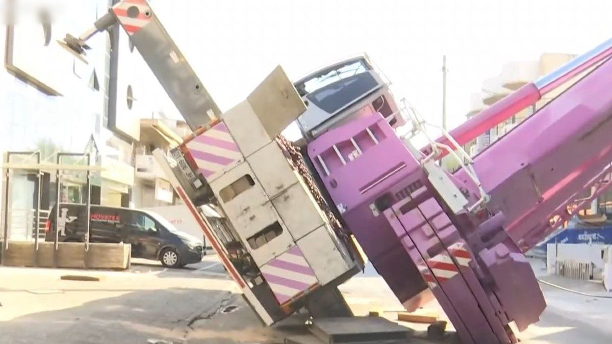 Περιστέρι: Γερανός έπεσε σε πολυκατοικία