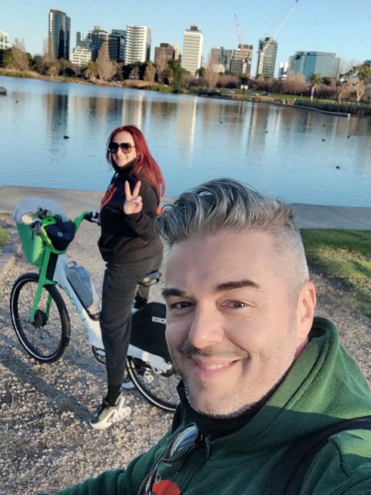 Ο Πέτρος Πολυχρονίδης με τη σύντροφό του στην Αυστραλία