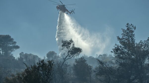 Ελικόπτερο επεμβαίνει σε φωτιά