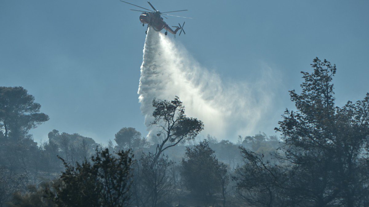 Ελικόπτερο επεμβαίνει σε φωτιά