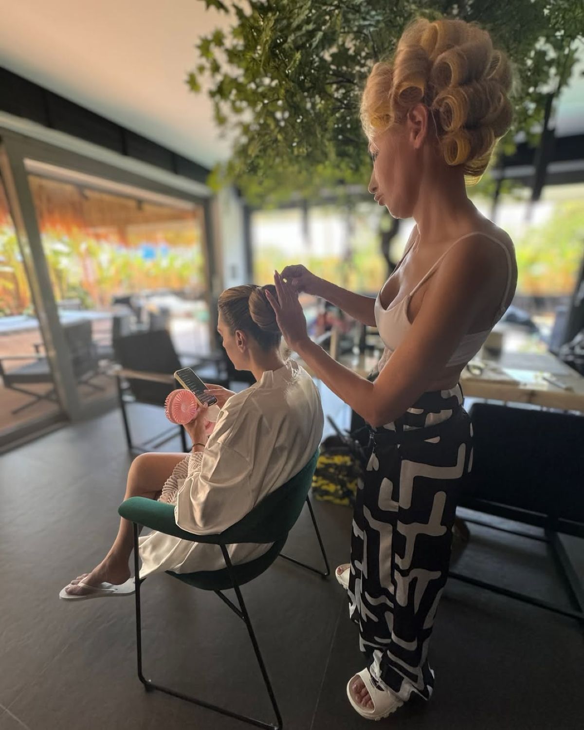 Στιγμιότυπα από την προετοιμασία της μαμάς και της αδερφής του Χρήστου Χολίδη